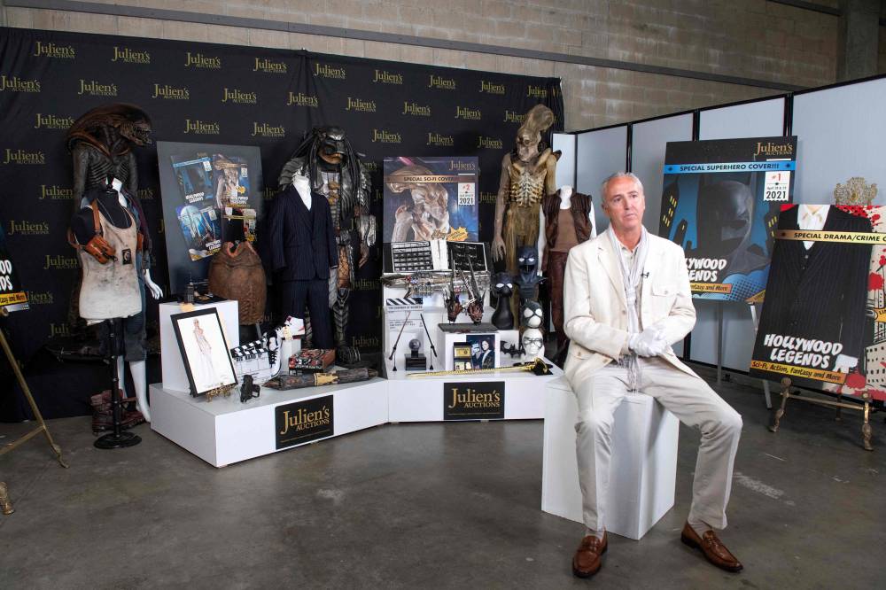 تضم القطع نموذج وحش "إيليين" وبدلة ارتداها آل باتشينو في فيلم سكارفيس. "الفرنسية"