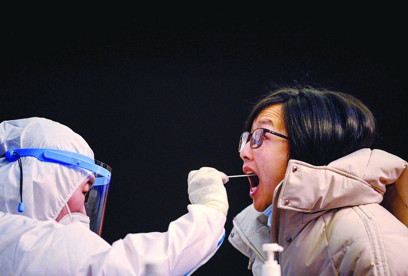 فتاة تخضع لفحص الإصابة في العاصمة الصينية بكين. "الفرنسية"