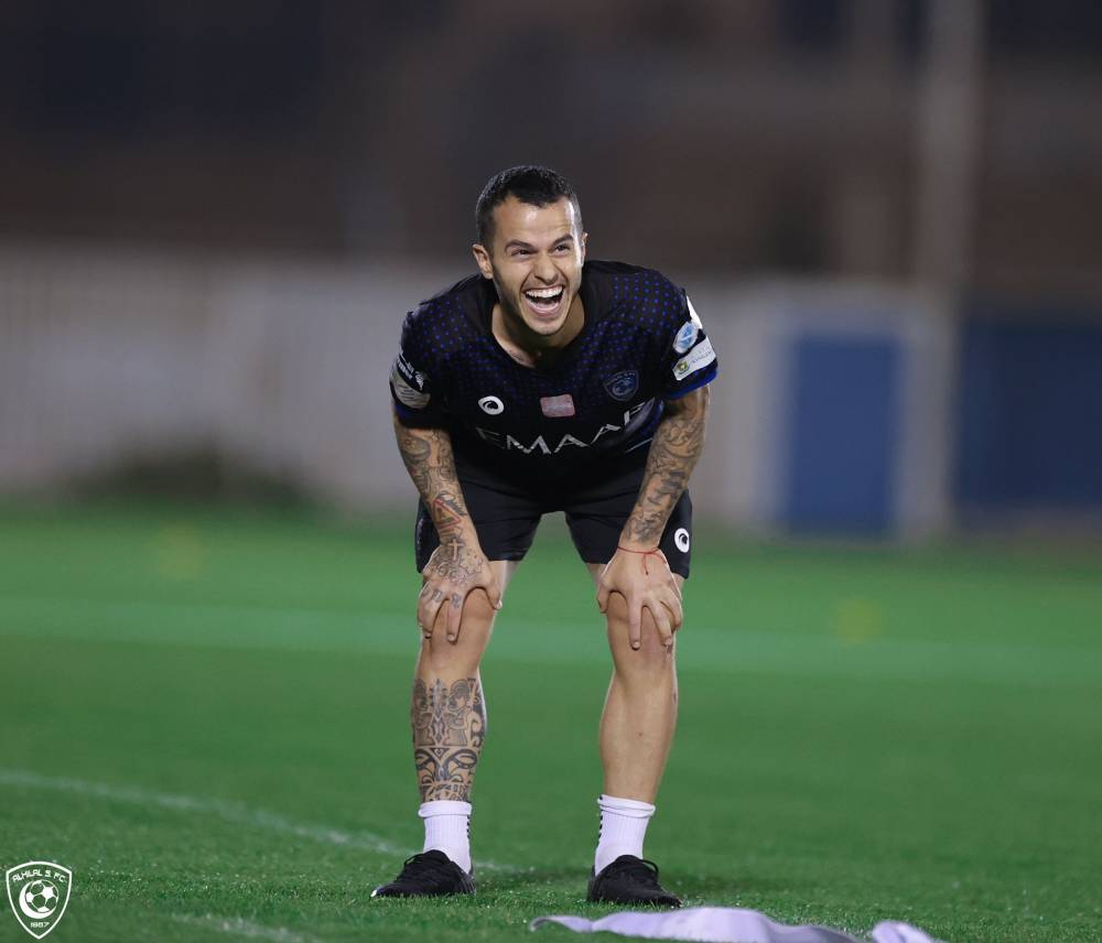 الإيطالي جيوفينكو لاعب فريق الهلال لكرة القدم، يضحك خلال تدريب أمس، الذي اشتمل على تدريبات تكتيكية ومناورة فنية، استعدادا للقاء القادسية السبت المقبل، ضمن الجولة ال 24 من دوري كأس محمد بن سلمان للمحترفين، وانضمام المحلل التقني جواو فيليبي للطاقم الفني للبرازيلي روجيرو ميكالي. «مركز الهلال الإعلامي»