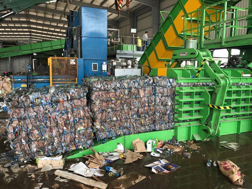 يبلغ حجم النفايات في المملكة 45 مليون طن نصفها من مشاريع الهدم والبناء.