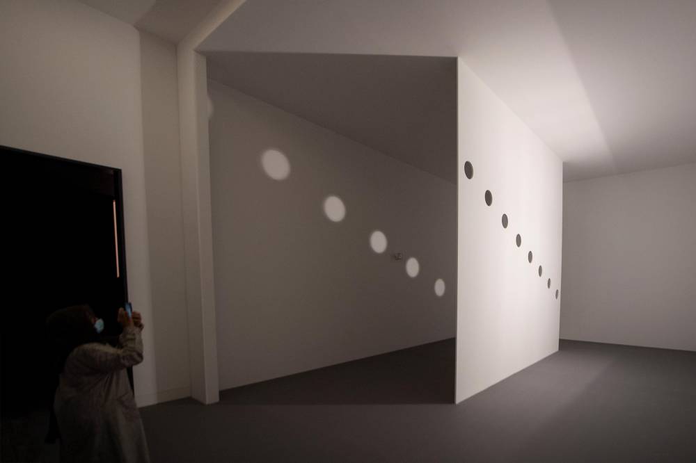 يتضمن جناح "إدراك الضوء أعمال 8 فنانين عالمين من رواد فن الضوء. "واس"