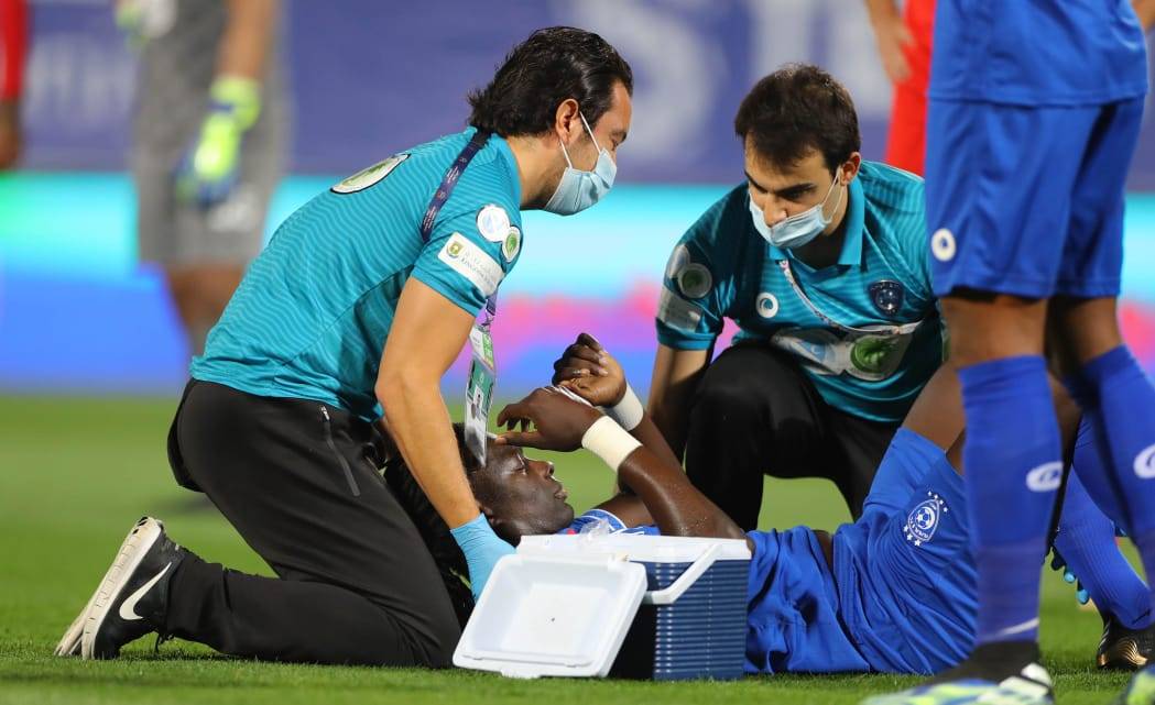 الطبيب يحاول إفاقة جوميز. تصوير: سعد العنزي ـ "الاقتصادية"