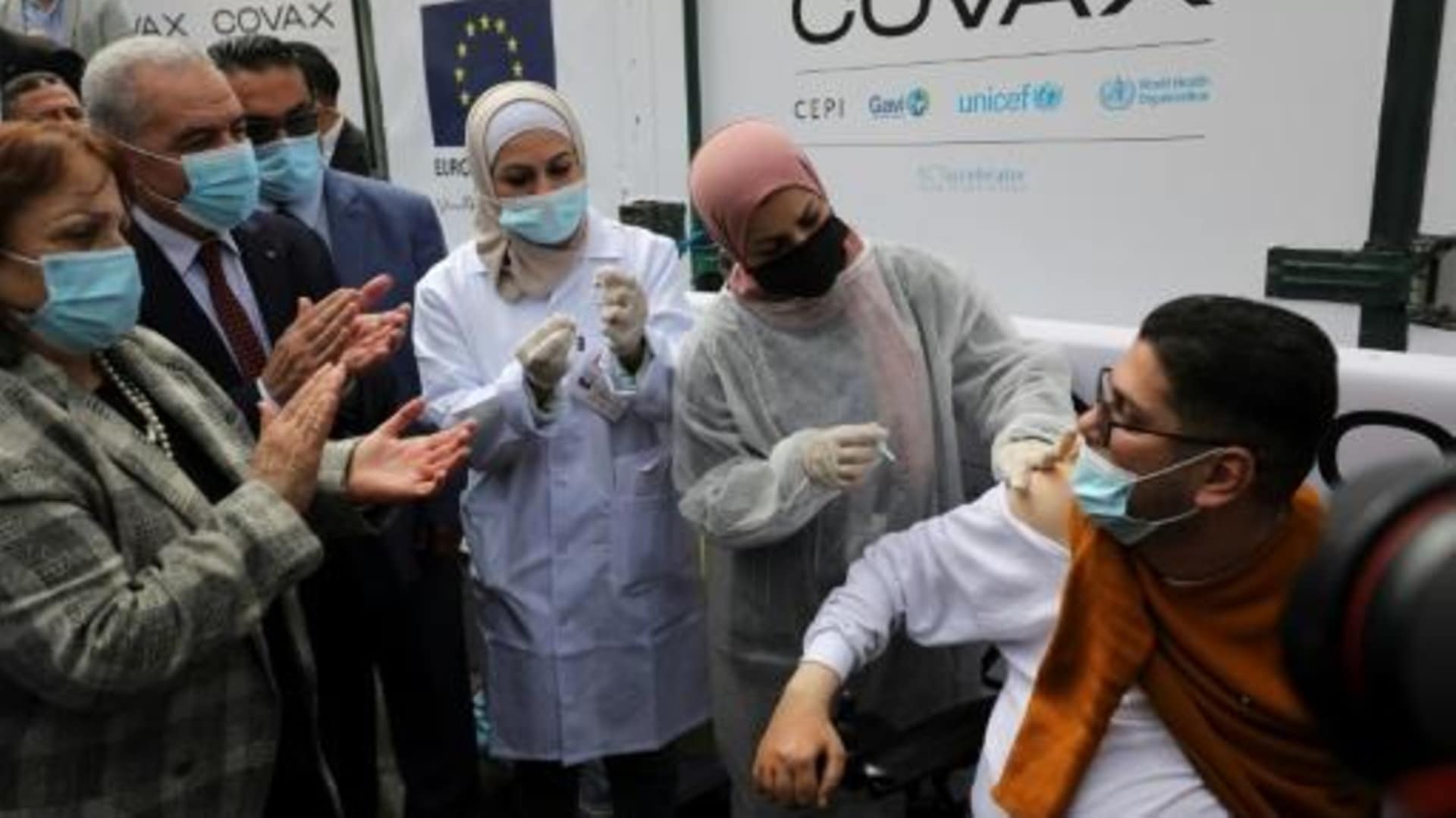 بدء التطعيم ضد كورونا في الأراضي الفلسطينية وسط ازدياد مطرد في الإصابات 