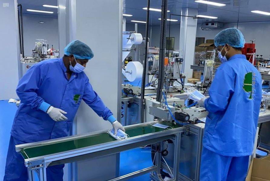 المحتوى المحلي هو إجمالي الإنفاق بمشاركة العناصر السعودية في القوى العاملة والسلع والخدمات والأصول الإنتاجية والتقنية.