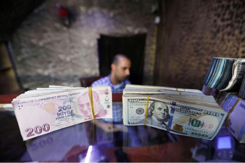 الدولار يتعثر مع تراجع عوائد سندات الخزانة الأمريكية