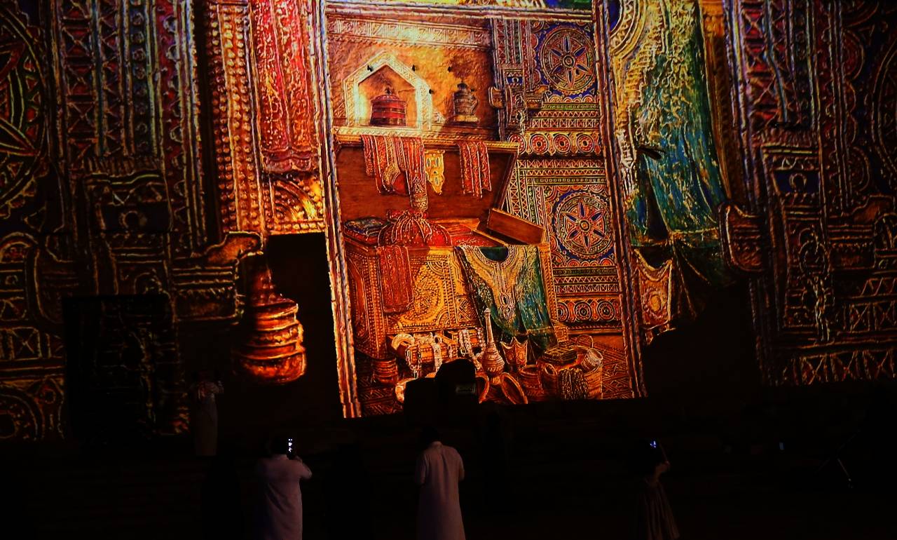 جسدت المقيط مرحلة طفولتها في اعتق احياء الرياض. تصوير: سعد الدوسري - "الرياض"