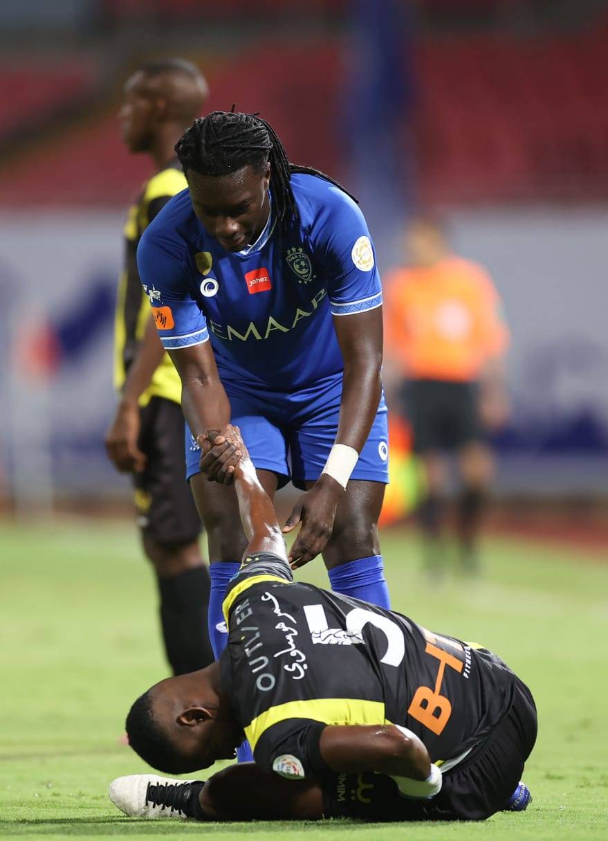 جوميز يحاول مساعدة هوساوي على النهوض. تصوير: محمد المانع ـ "الاقتصادية"