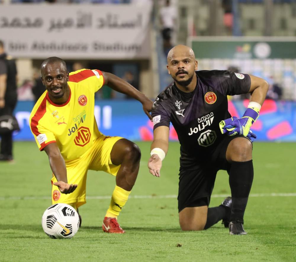 اسبيريا ومسرحي مع كرة الهاتريك. تصوير: عيسى الدبيسي ـ «الاقتصادية»