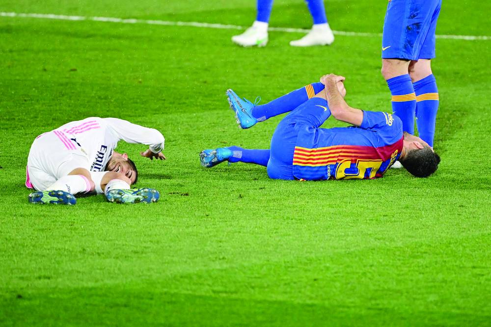 فاسكيز وسيرجيو بوسكيتس على الأرض بعد اصطدامهما أمس الأول في الكلاسيكو «الفرنسية»