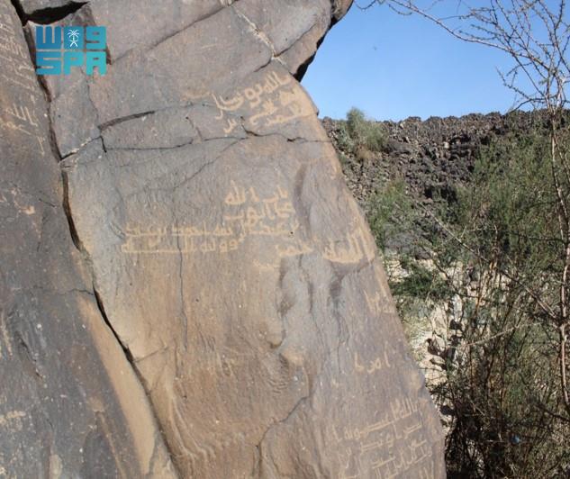 وادي "رواوة".. صحائف حجرية مطرزة بالنقوش الأثرية الإسلامية