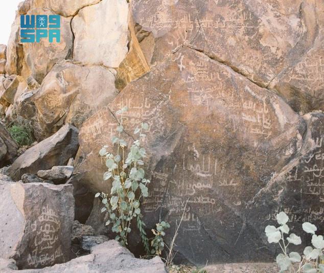 وادي "رواوة".. صحائف حجرية مطرزة بالنقوش الأثرية الإسلامية