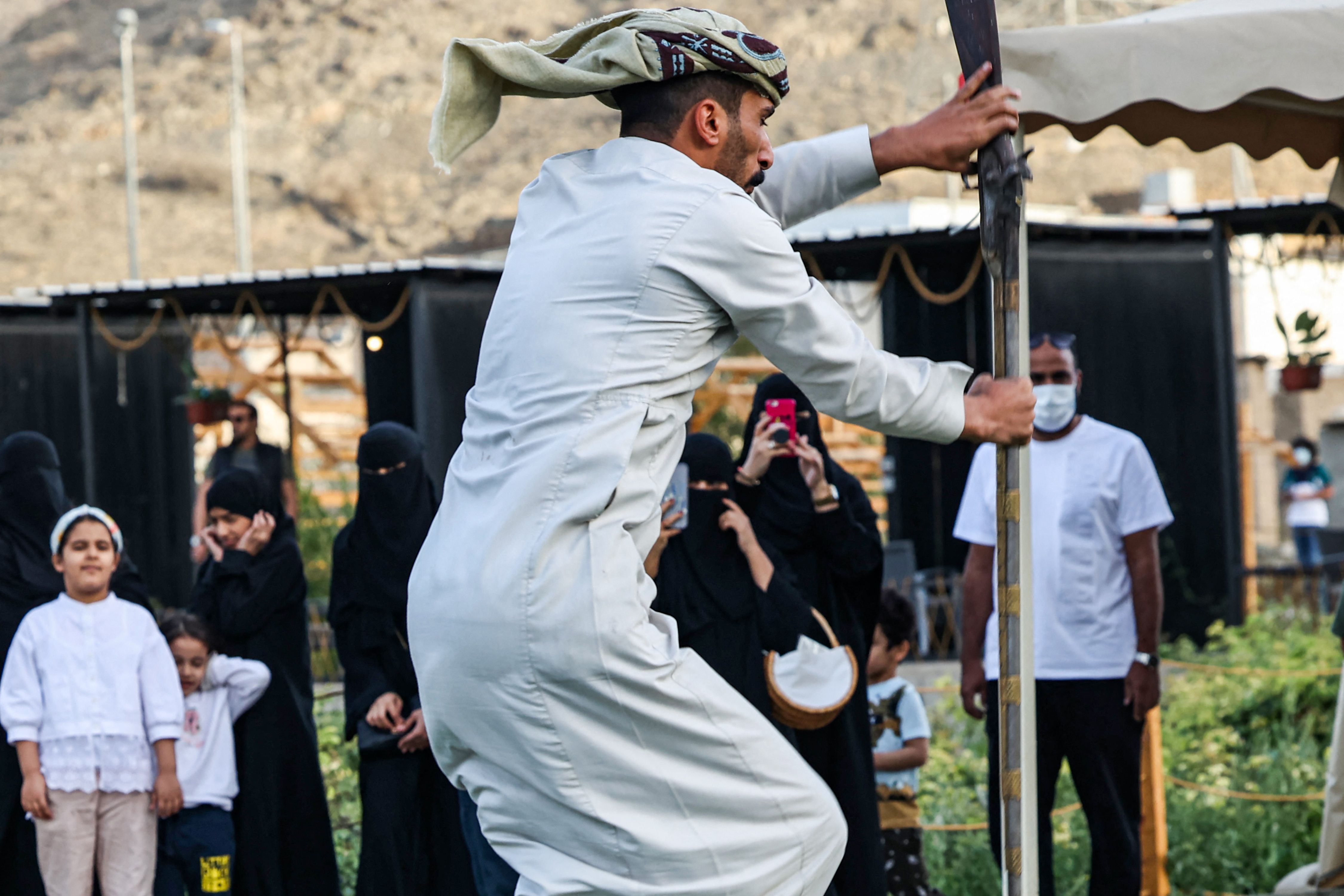  شبان يمارسون رقصة البارود أحد الفلكلورات الشعبية في الطائف أمس .