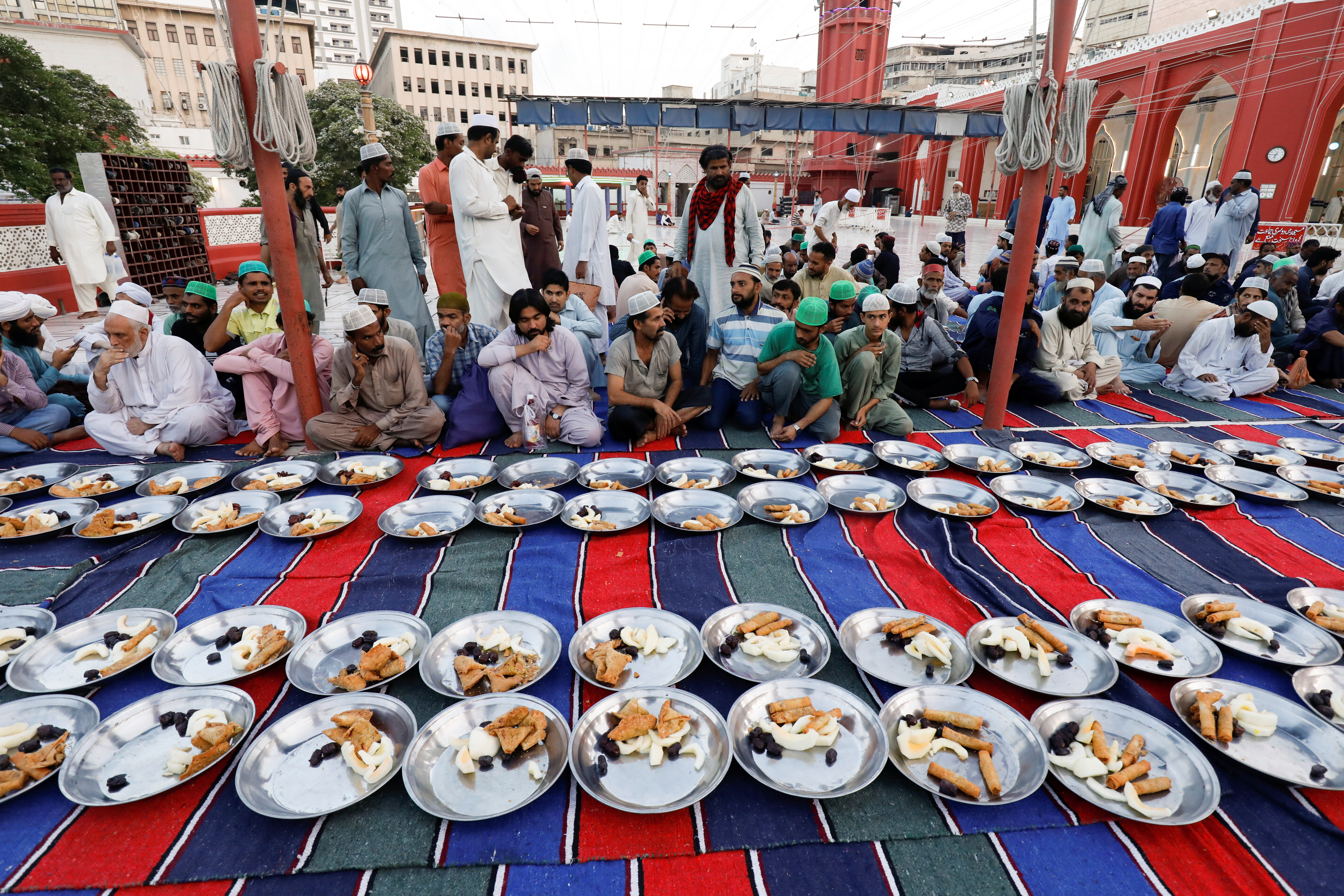 المسلمون حول العالم يتناولون وجبة الإفطار في اليوم الثاني من شهر رمضان