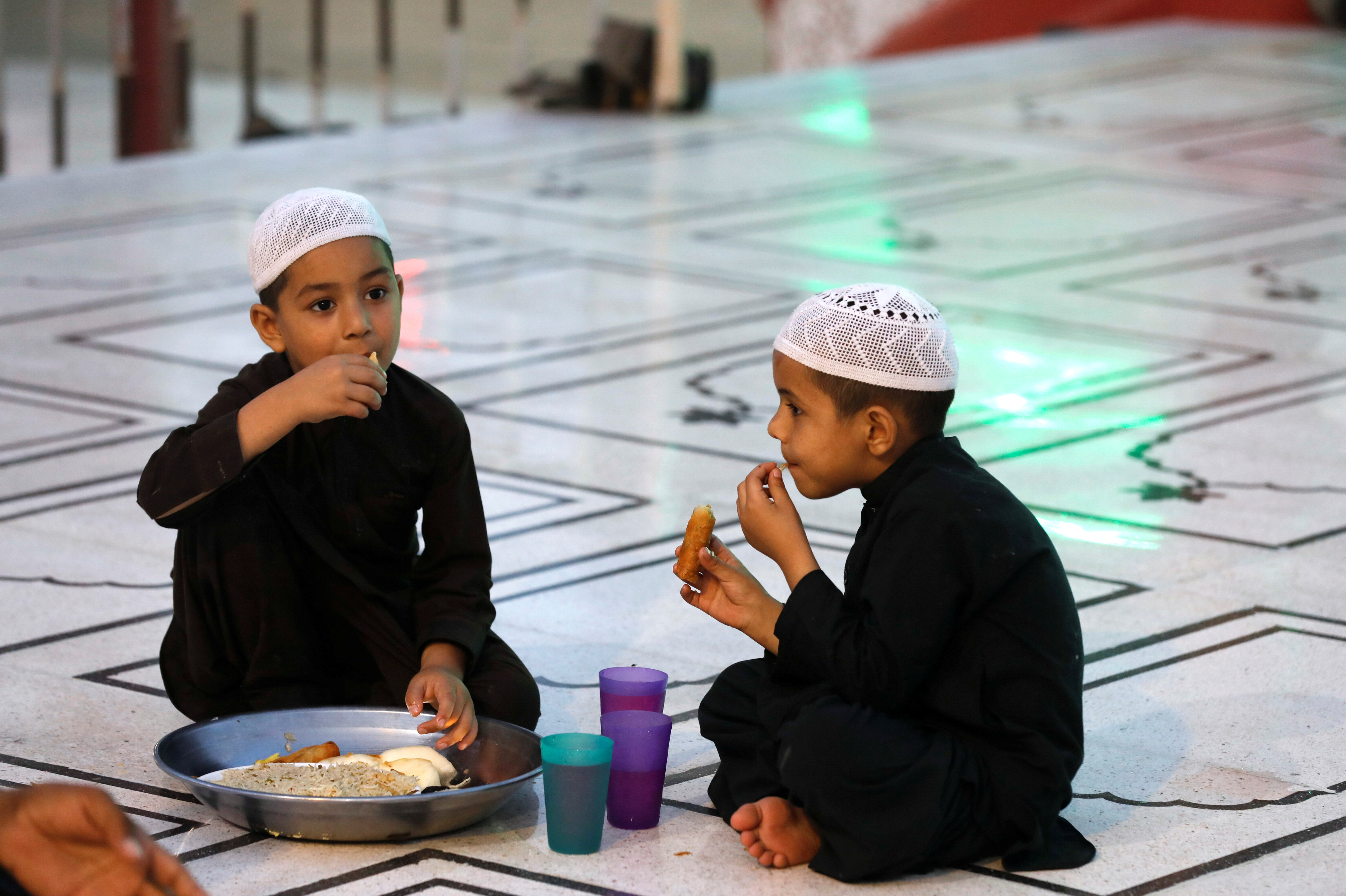 المسلمون حول العالم يتناولون وجبة الإفطار في اليوم الثاني من شهر رمضان