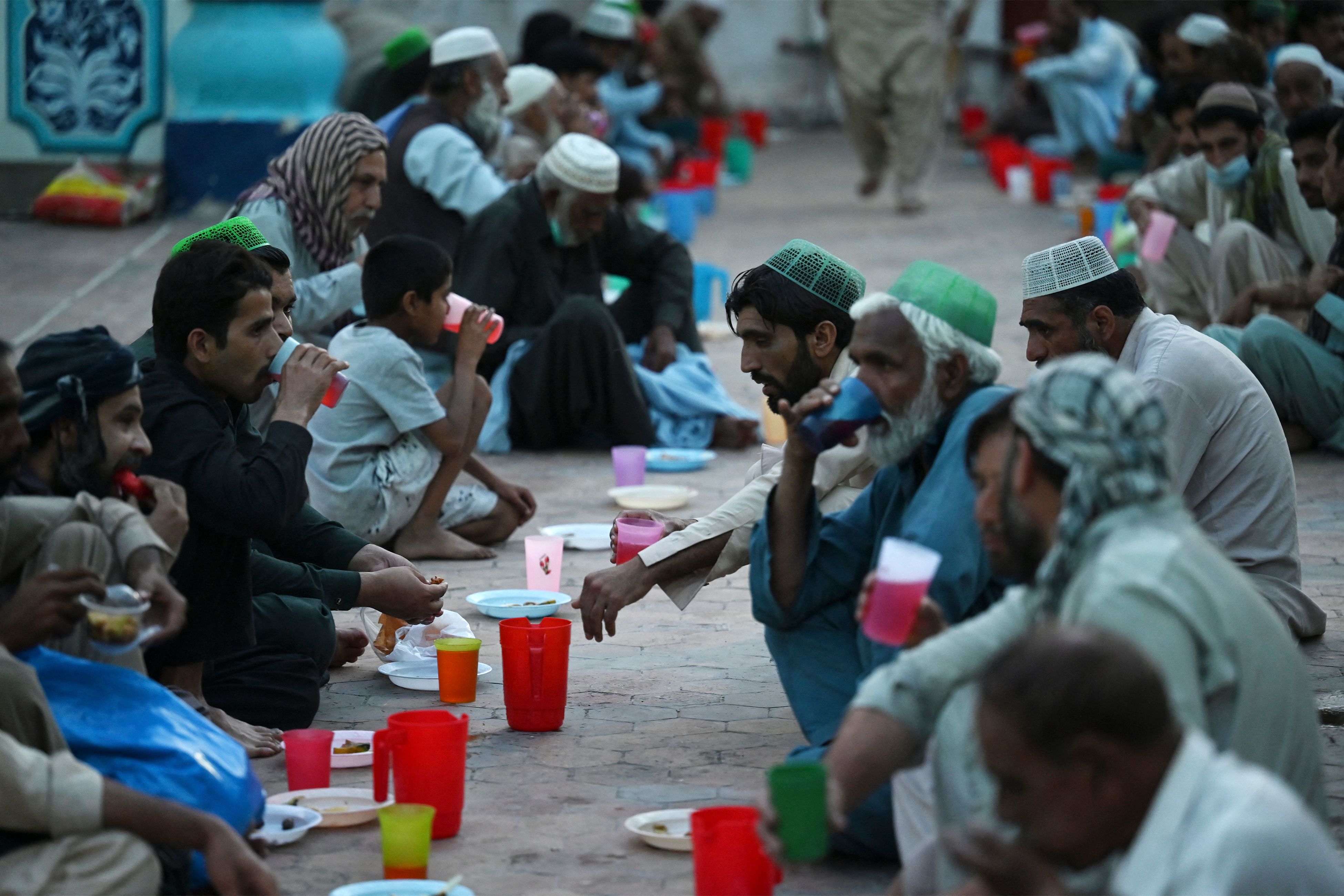 المسلمون حول العالم يتناولون وجبة الإفطار في اليوم الثاني من شهر رمضان