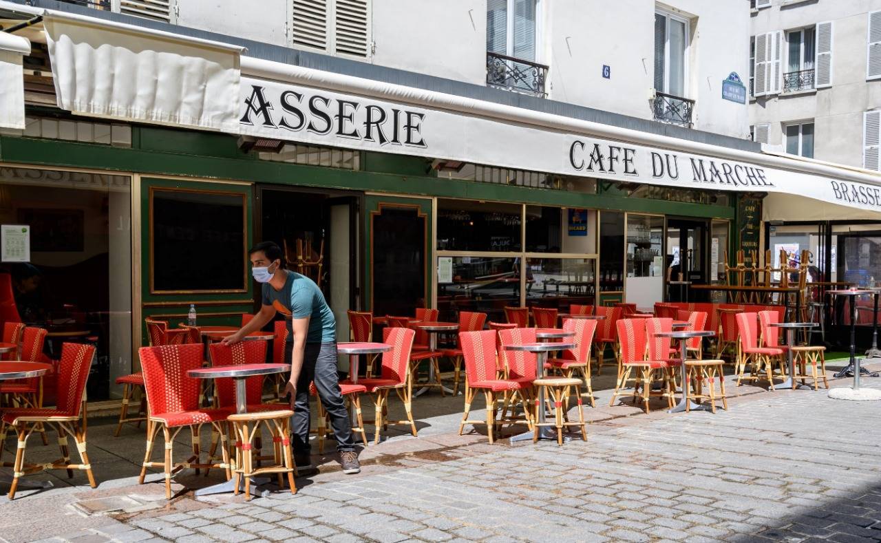 لجأت فرنسا إلى الاقتراض خلال ثلاثة إغلاقات عامة لمنع الاقتصاد من الانهيار.