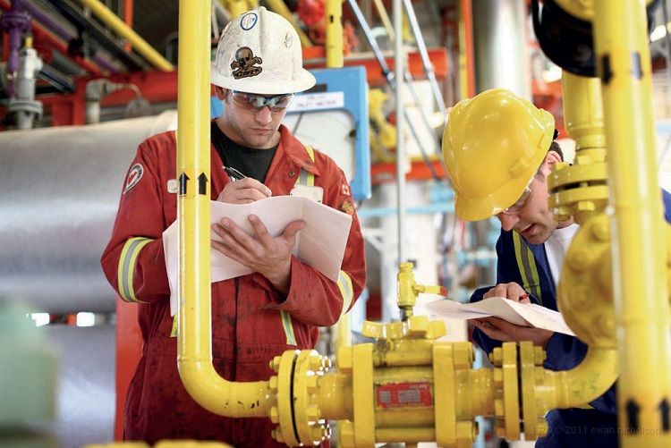 النفط يهبط لكن يحقق مكسبا أسبوعيا بدعم آمال التعافي