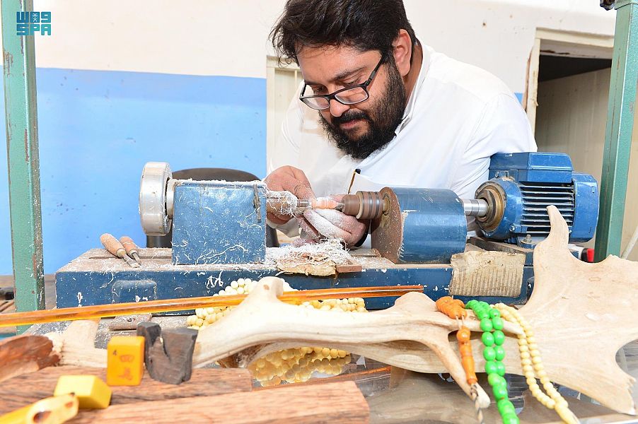 صناعة "السبح" اليدوية في حائل.. أصالة الماضي وحضارة المستقبل