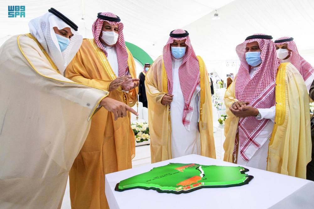 أميرا منطقتا حائل والمدينة المنورة خلال تدشين الطريق أمس."واس"