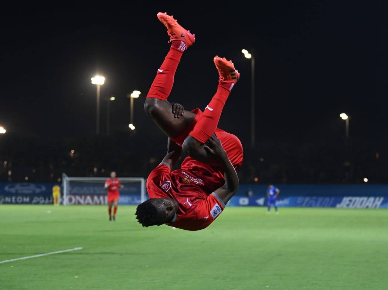 مايكل أولونجا يتشقلب بعد تسجيله "هاترك" في الاستقلال الإيراني ليفوز فريقه الدحيل القطري 4/3 ضمن المجموعة الثالثة في دوري أبطال آسيا 2021. تصوير: عدنان مهدلي ـ "الاقتصادية"