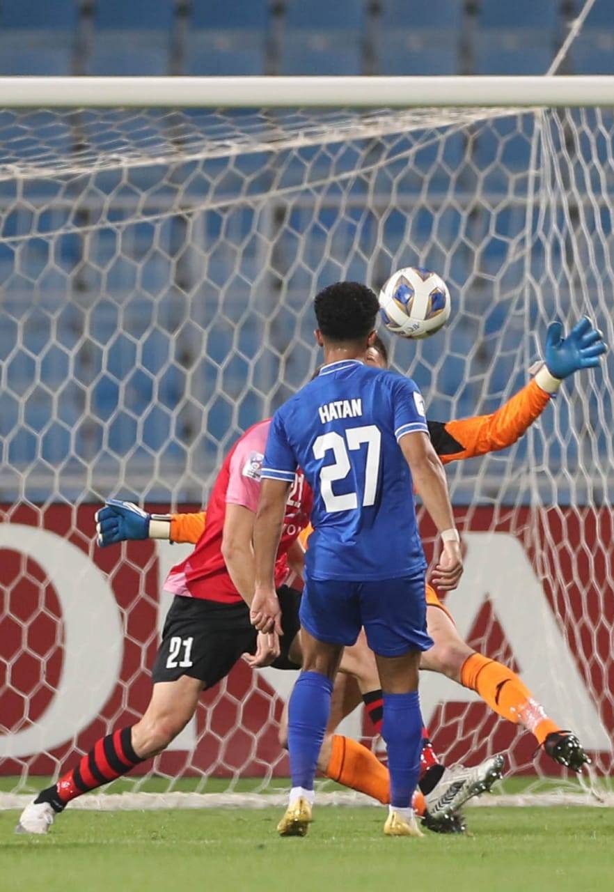 هتان لحظة تسجيله في شباك استقلال. تصوير: سعد العنزي ـ "الاقتصادية"