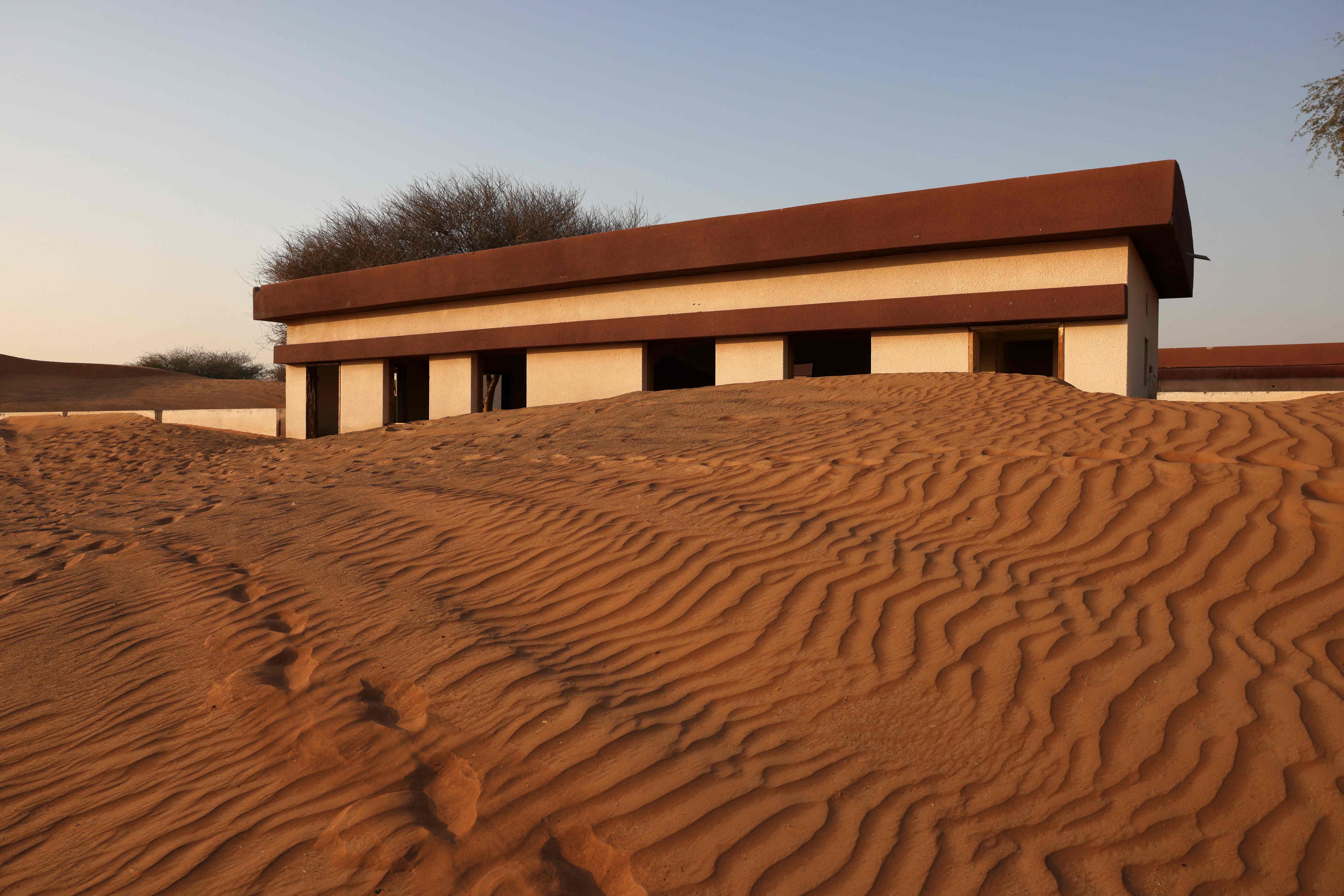  قرية المدام المهجورة في الإمارات تخلى عنها سكانها لتواجه مصيرها تحت أمام رمال الصحراء