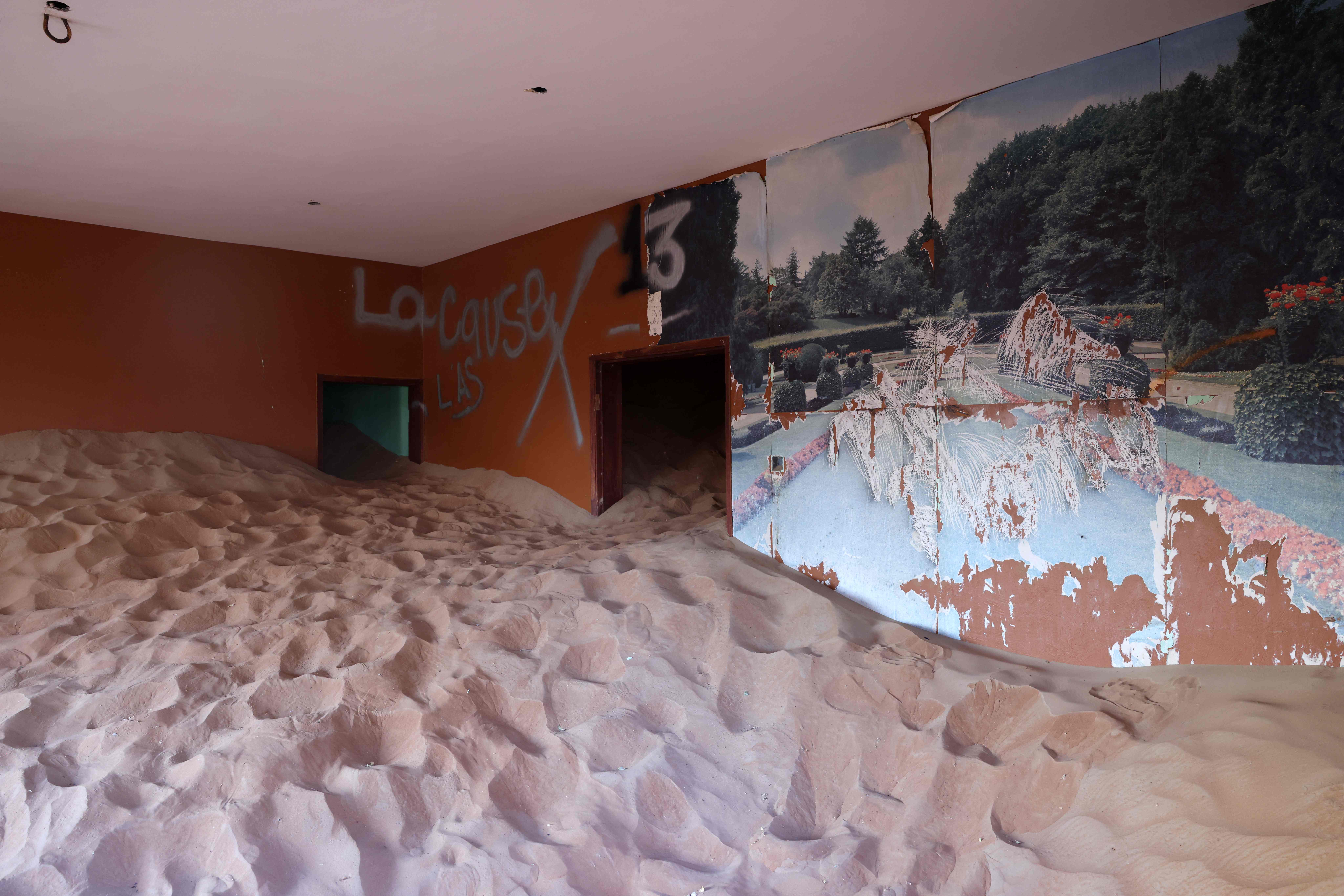  قرية المدام المهجورة في الإمارات تخلى عنها سكانها لتواجه مصيرها تحت أمام رمال الصحراء