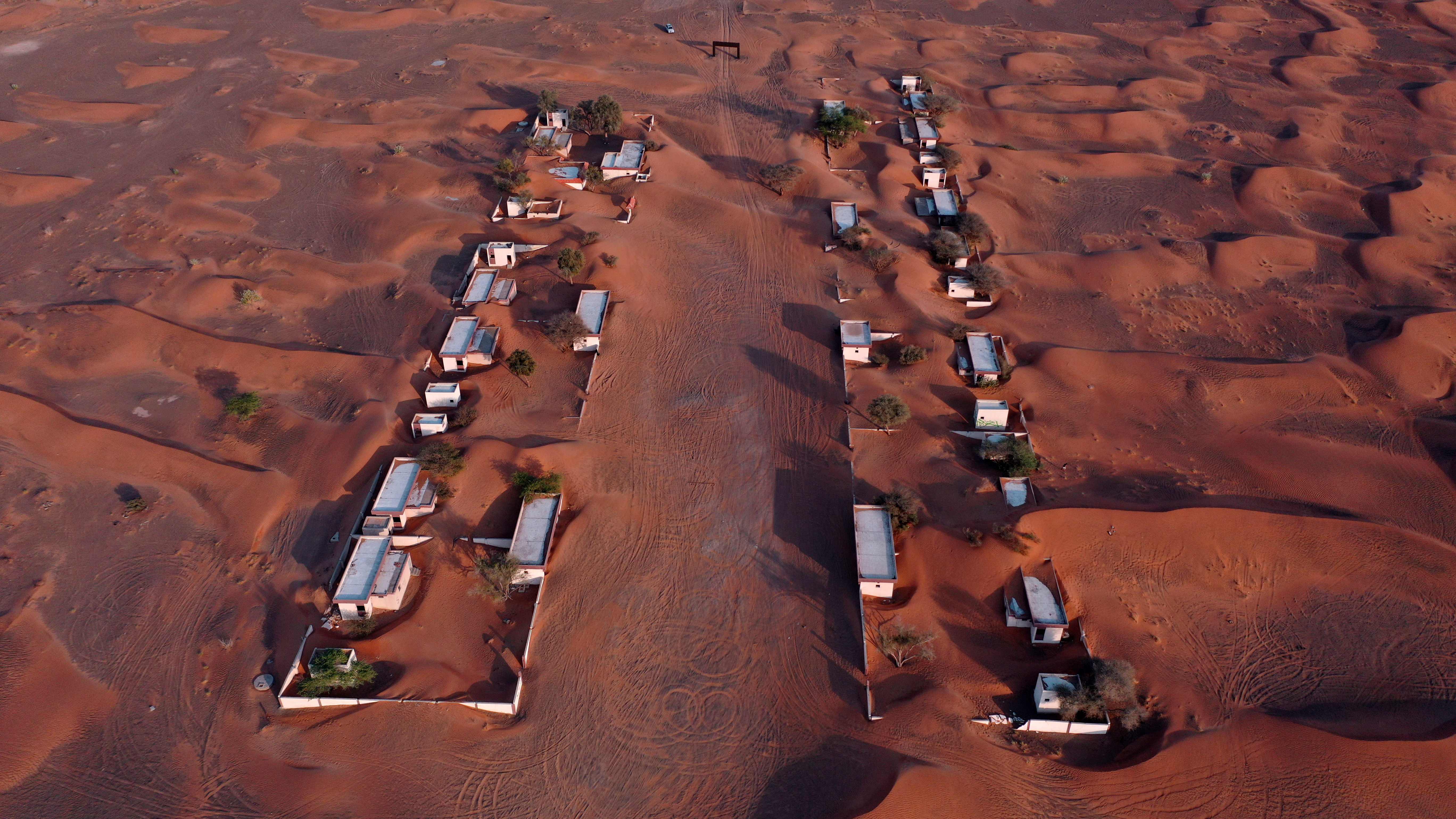  قرية المدام المهجورة في الإمارات تخلى عنها سكانها لتواجه مصيرها تحت أمام رمال الصحراء