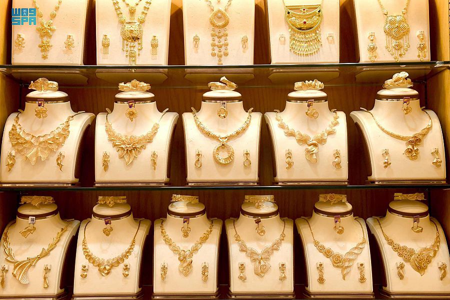 صناعة الذهب والمجوهرات في المنطقة الشرقية تحمل إرثًا تاريخياً يتوارثه الأبناء