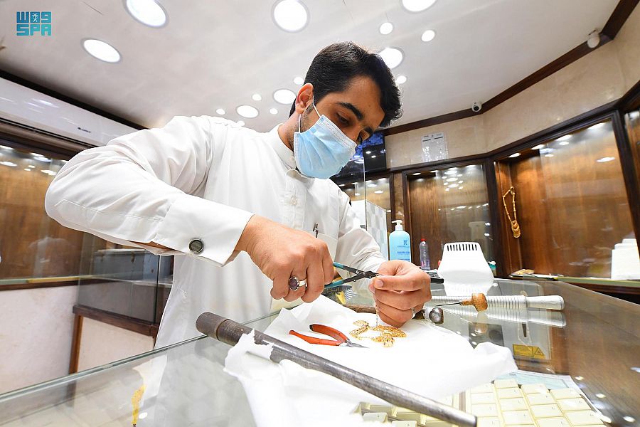 صناعة الذهب والمجوهرات في المنطقة الشرقية تحمل إرثًا تاريخياً يتوارثه الأبناء