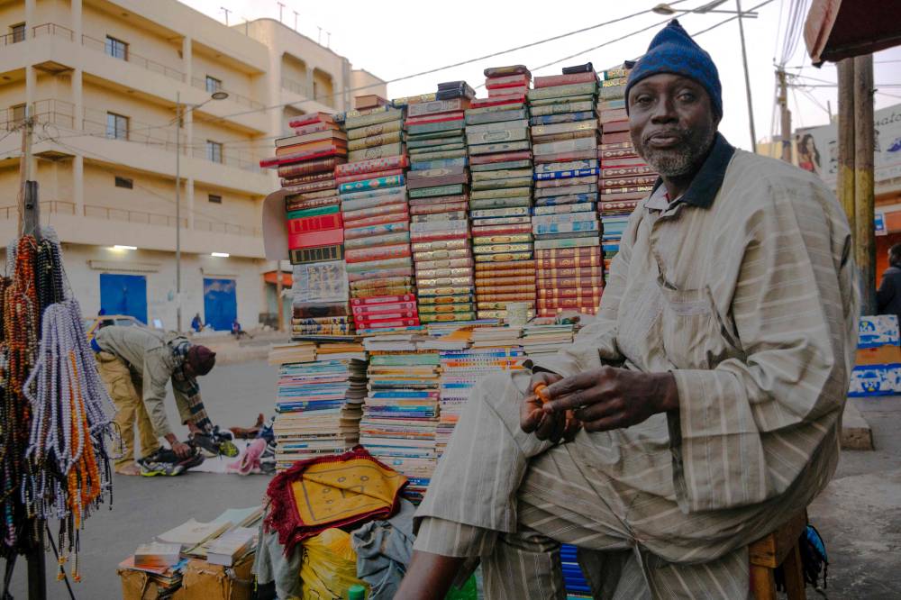 بائع كتب في العاصمة السنغالية داكار."الفرنسية"