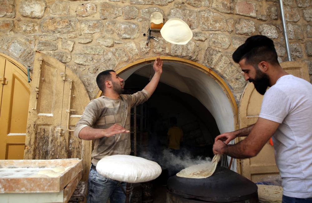 عامل يعد خبز الصاج في الخليل، فلسطين. «إ.ب.أ »