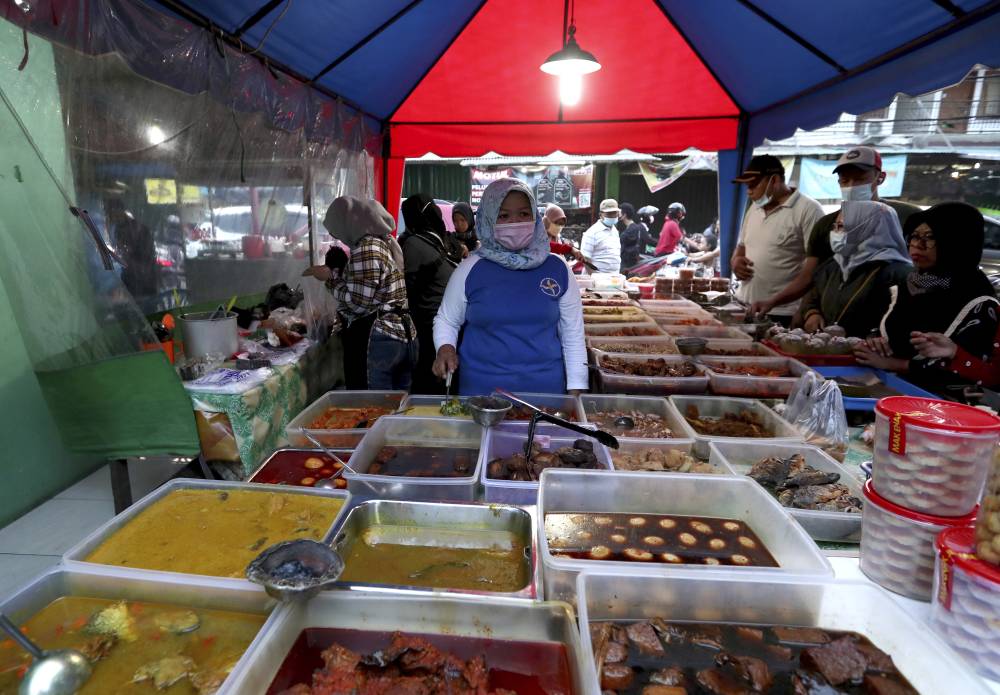 إندونيسيون داخل إحدى أسواق جاكرتا في نهار رمضان. «أ.ب »