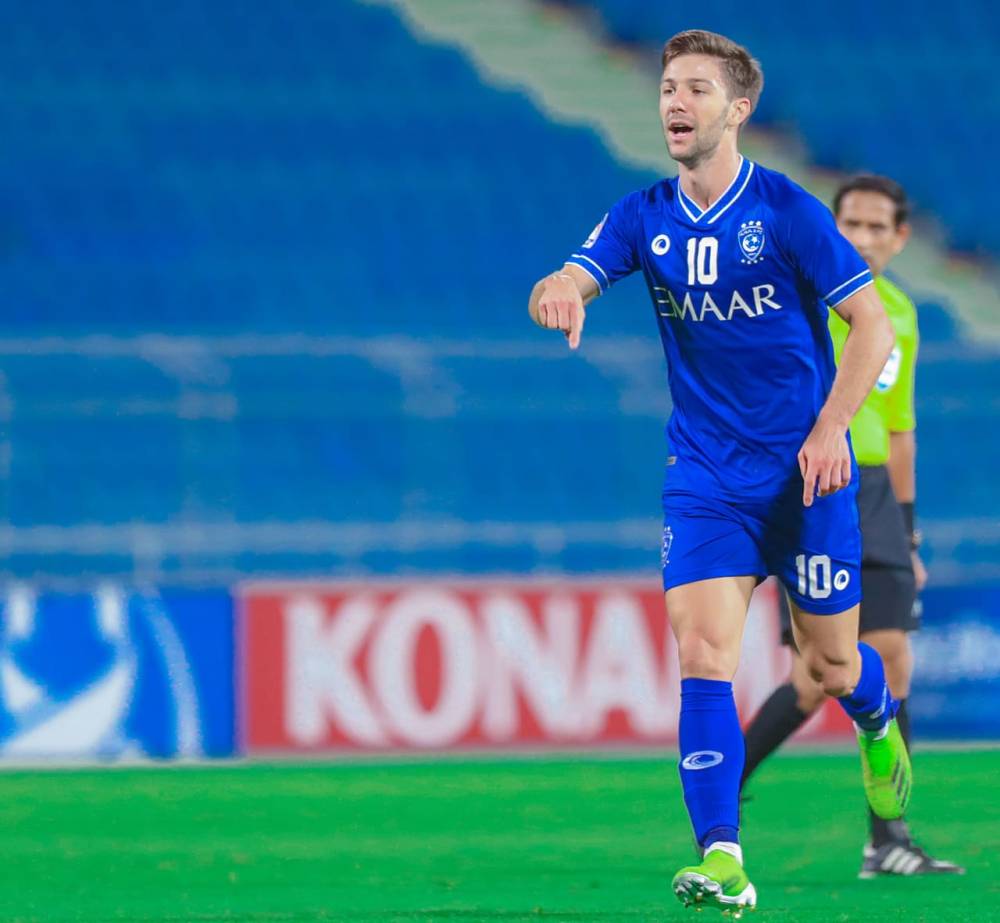  فييتو فرحا بهدفه في أجمك. تصوير: علي الظاهري ـ "الاقتصادية"