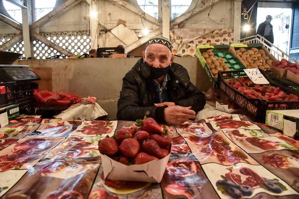 بائع فاكهة في إحدى أسواق العاصمة الجزائرية."الفرنسية"