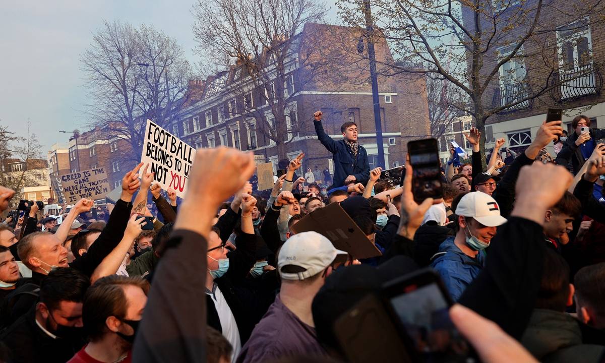 خرجت جماهير الإندية الرياضية في تظاهرات حاشدة في لندن انتهت بإسقاط مشروع دوري السوبر الذي كان على رأسه فلورنتينو بيريز، رئيس نادي ريال مدريد. تصوير: أدريان دينيس "الفرنسية"