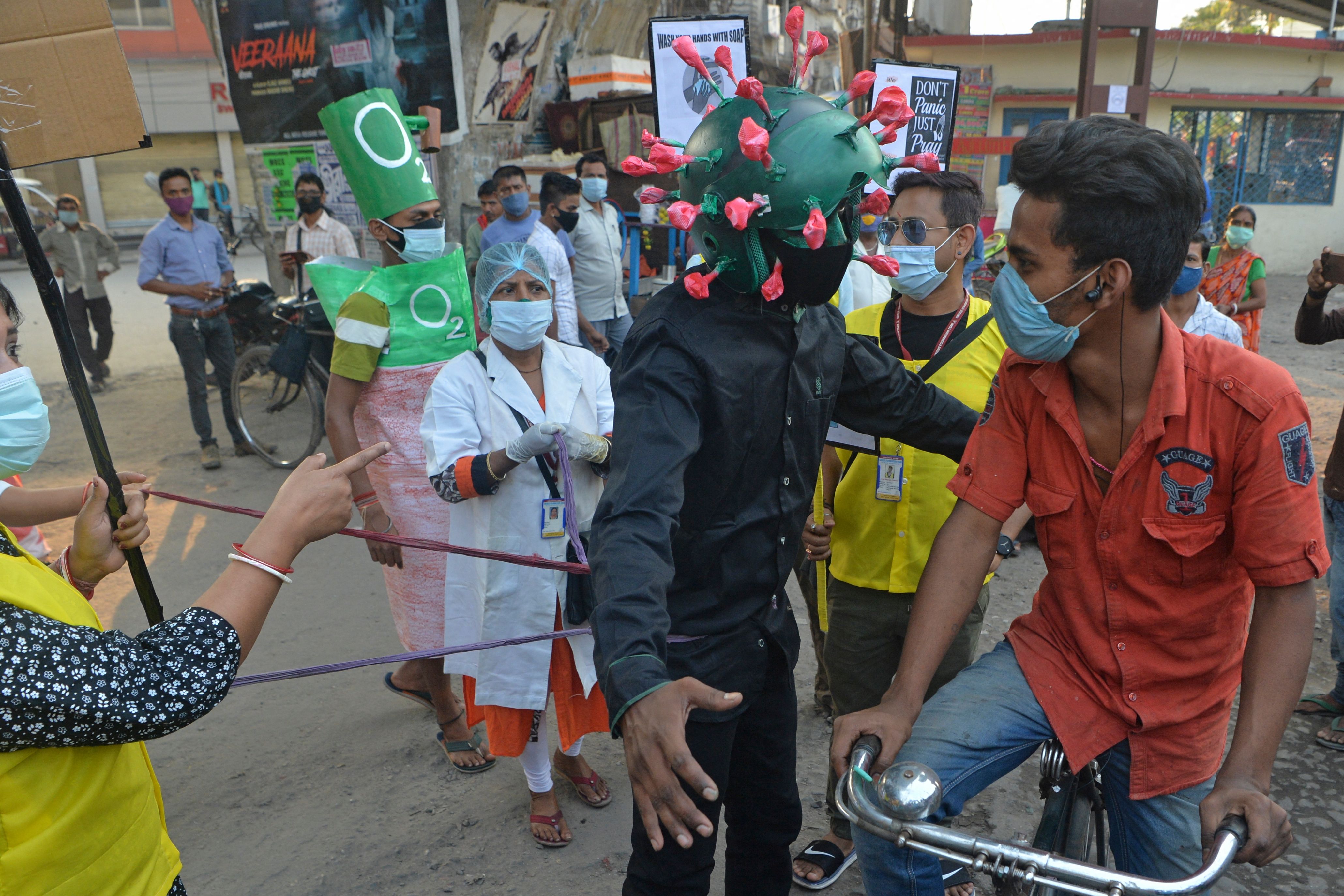 رجل يصمم خوذة واقية من فيروس كورونا للتوعية من خطورته في الهند 