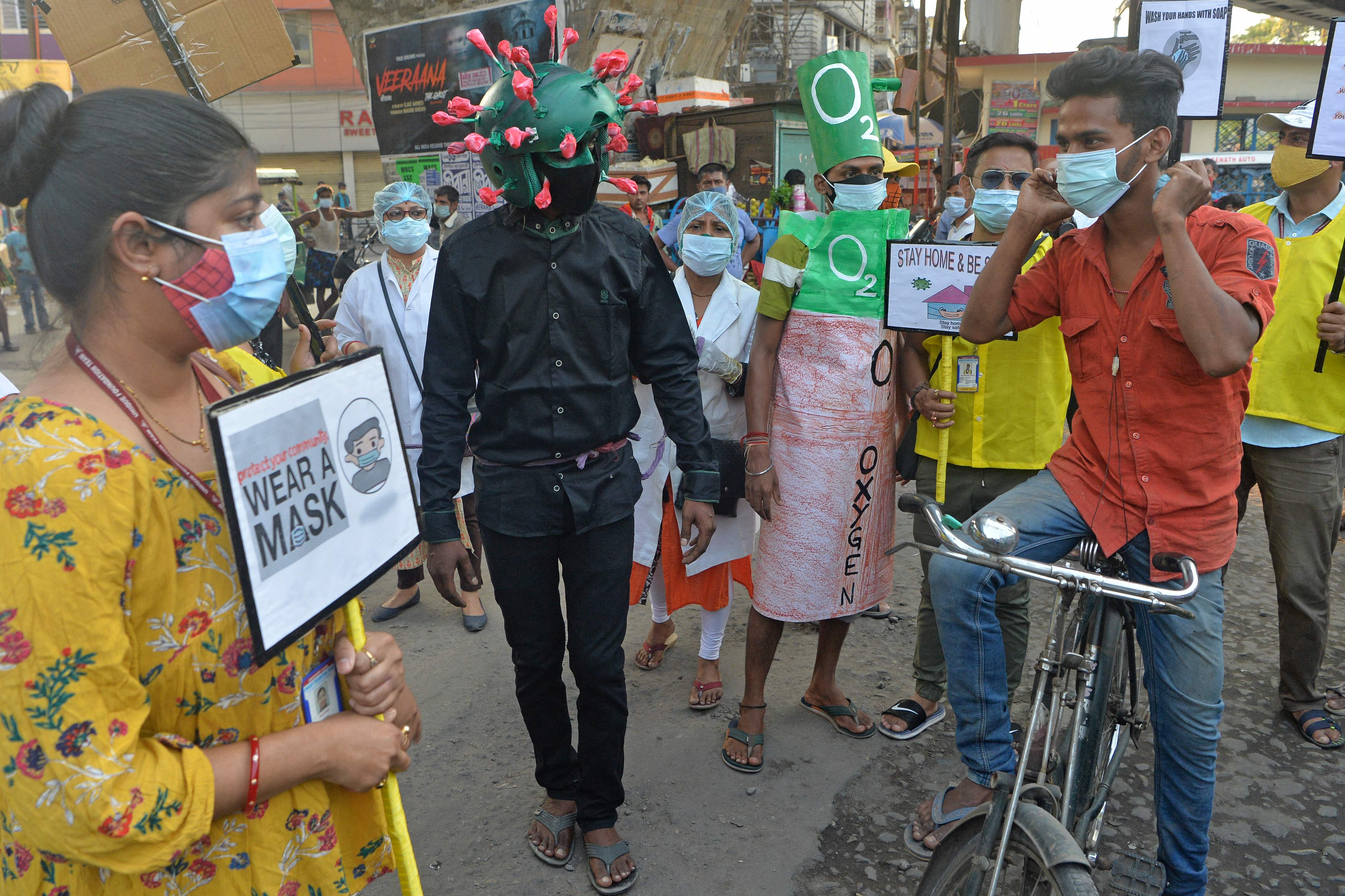 رجل يصمم خوذة واقية من فيروس كورونا للتوعية من خطورته في الهند 