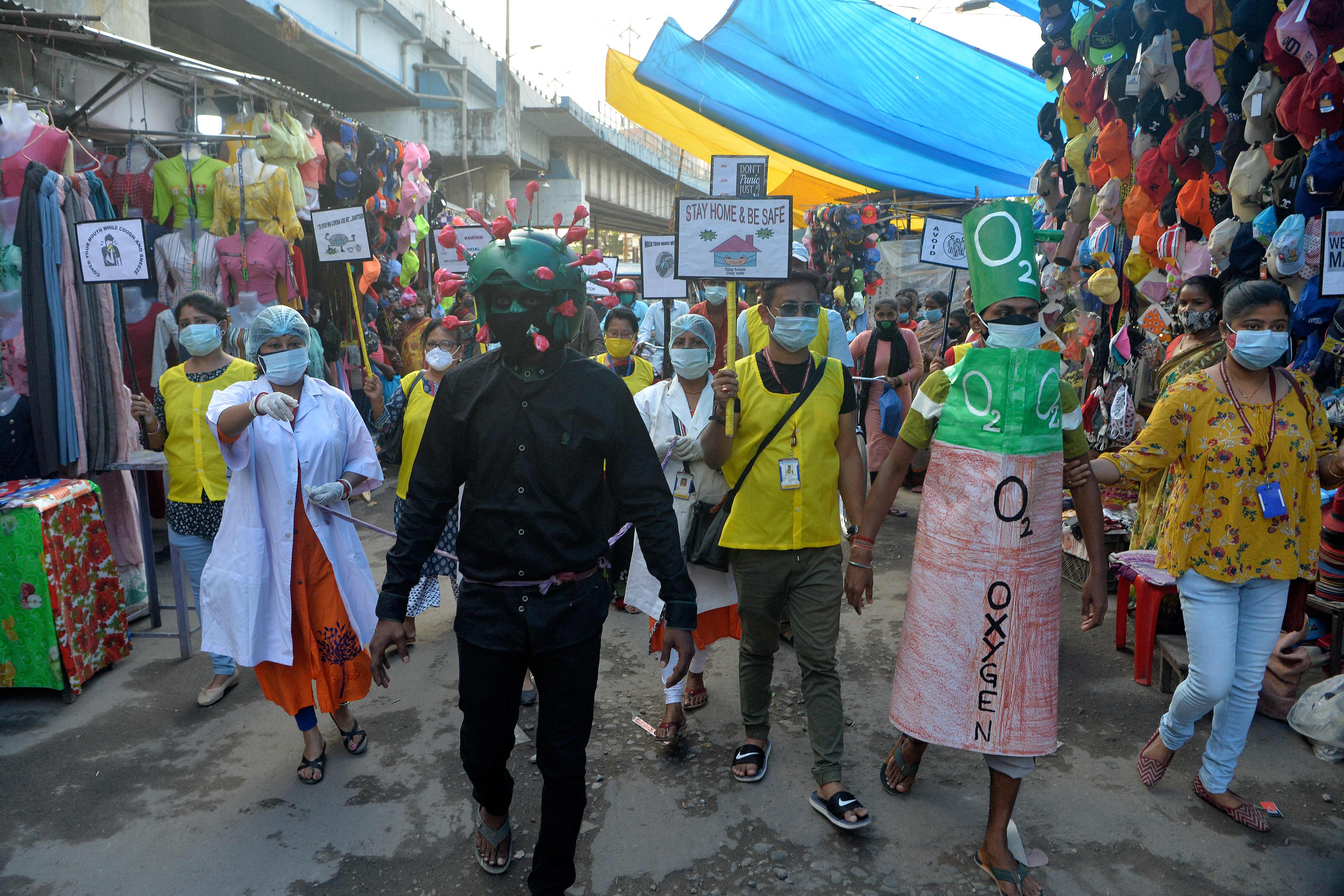 رجل يصمم خوذة واقية من فيروس كورونا للتوعية من خطورته في الهند 