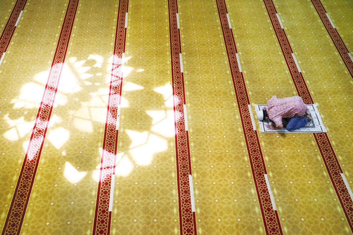 رجل يصلي في مسجد في مدينة شاه علم الماليزية. "رويترز"