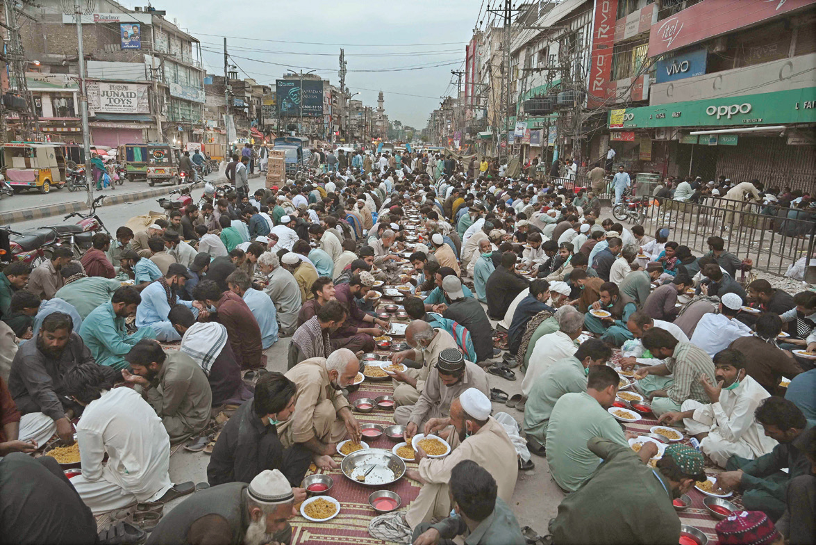 باكستانيون أثناء تناولهم طعام الفطور في روالبندي. "الفرنسية"