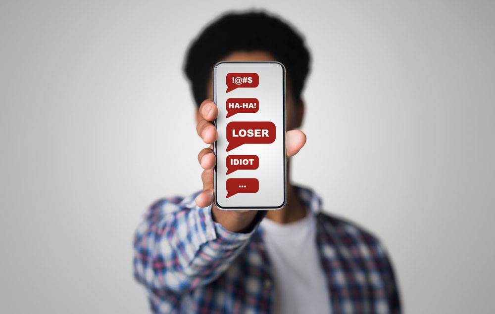 التنمر الإلكتروني آفه تواجه المستخدمين والشبكات الاجتماعية