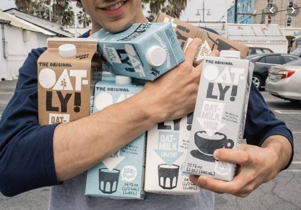 عبوات حليب أوتلي المصنوع من الشوفان.