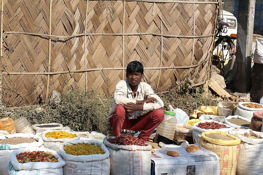 أصبحت فيه الهند من أكثر دول العالم تضررا من جائحة فيروس كورونا المستجد.