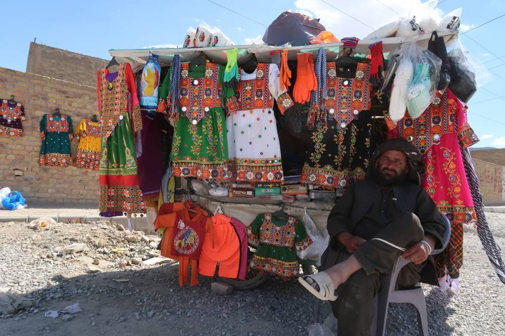 باكستاني يبيع الأقمشة قبل دخول العيد في كويتا. "إ.ب.أ"