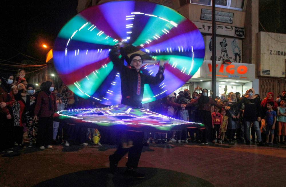 لبنانيون يشاهدون رقصة التنورة في صيدا."الفرنسية"