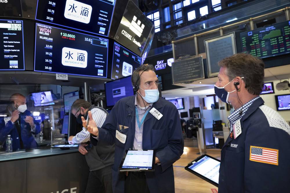 ارتفع مؤشر داو جونز إلى أعلى مستوى على الإطلاق في بداية تعاملات الأسبوع، مع مكاسب أسهم شركات قطاع الطاقة.  "أ.ب"