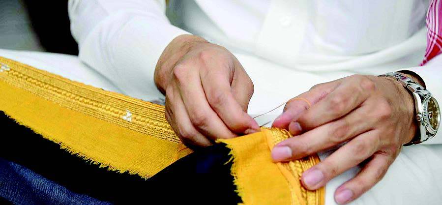 حياكة المشالح .. مصدر دخل تحول إلى هواية