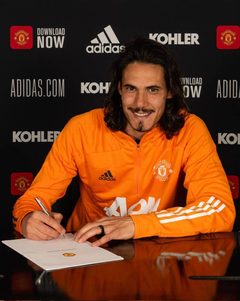 كافاني خلال توقيع عقده.