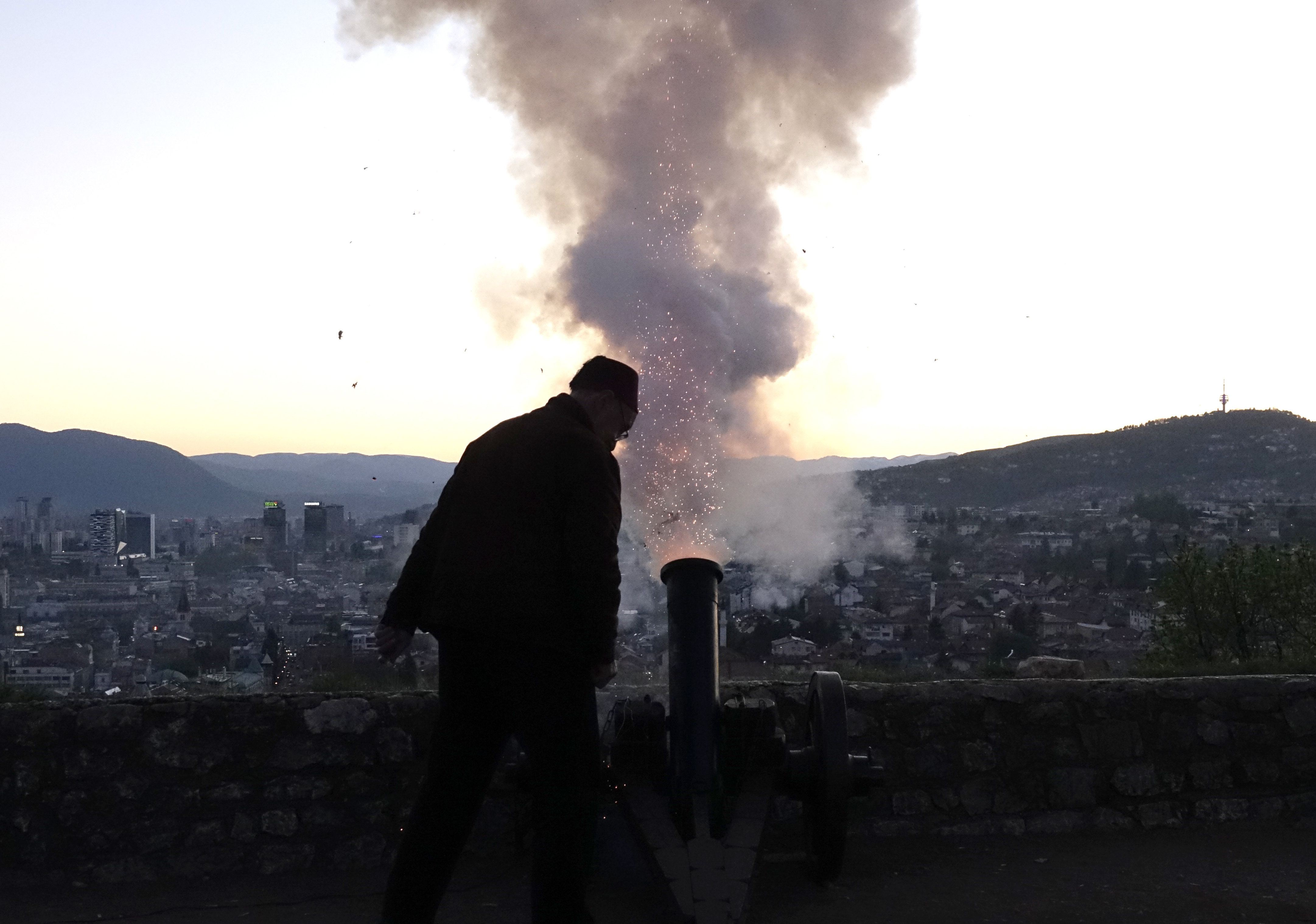 رجل يطلق مدفعا لإعلان دخول وقت الإفطار في سراييفو البوسنية. «أ. ب »